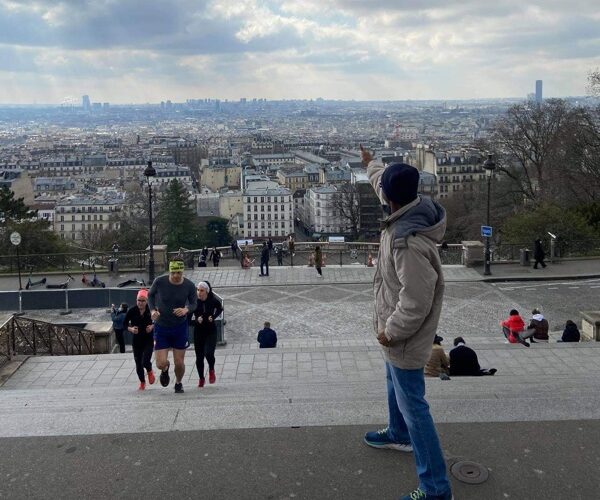 Pointing-at-city-from-Montmartre Pointing-at-city-from-Montmartre