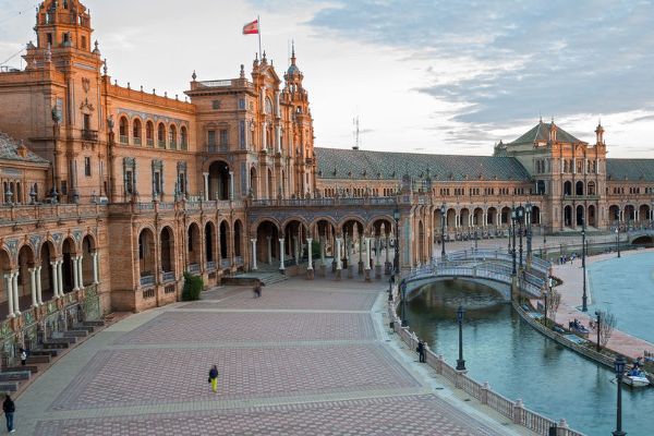 panoramic shot of Universidad Pablo De Olavide exterior building and a fountain